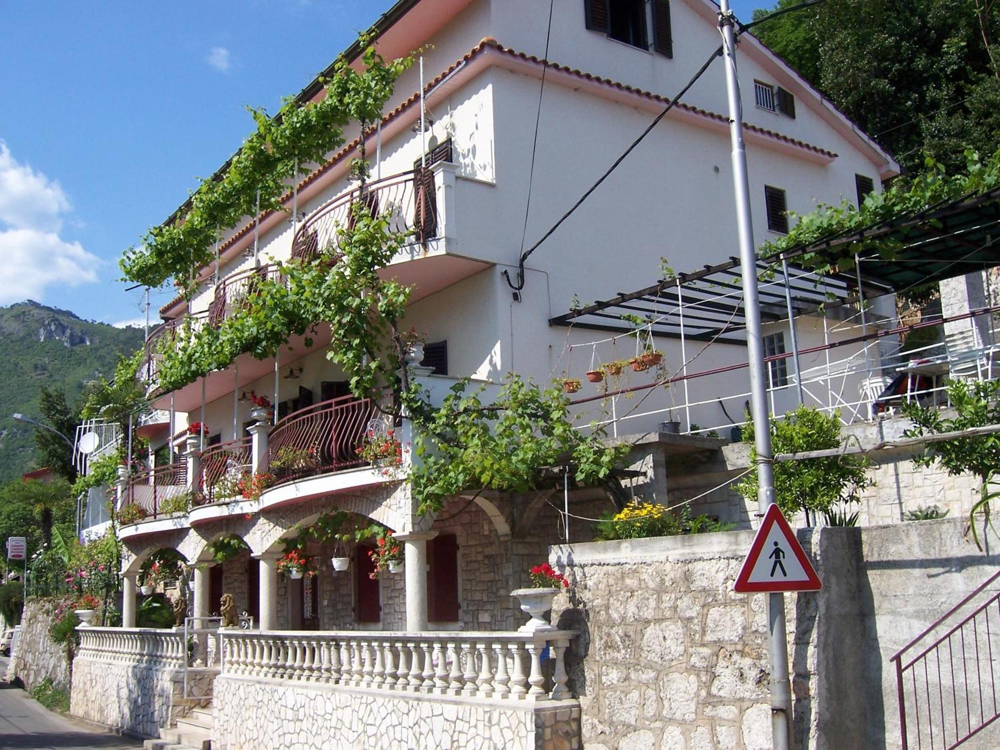 Apartments And Rooms Deskovic Moscenicka Draga Bagian luar foto